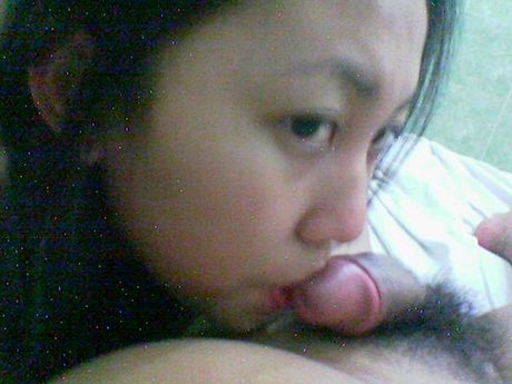 Filipina girl can still text before sucking a cock