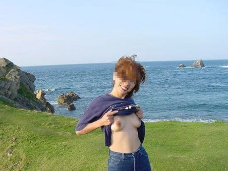 Amateur Asian girl strips and shows her tiny tits and pussy in the park