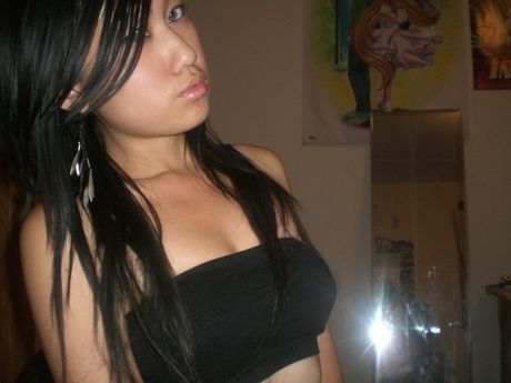 really hot body on this curvy asian girl who knows how to pose