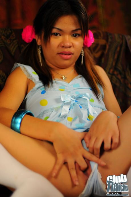 Cute babe Ivy spreading pussylips