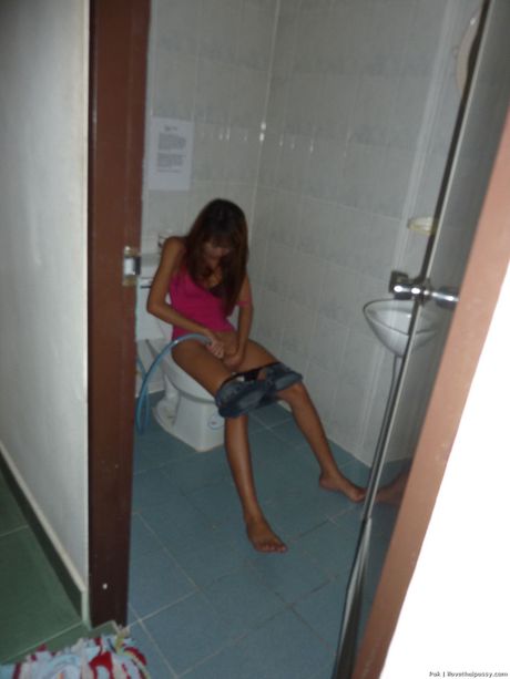 Skinny Thai bagirl Pak gets condom trickery during shorttime in Pattaya