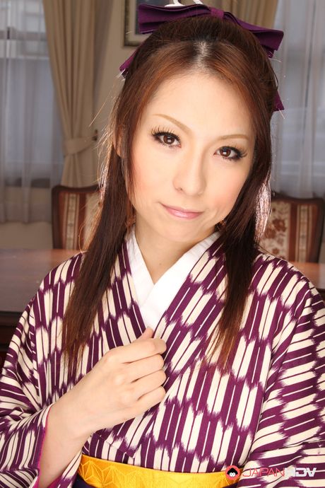 Absolutely gorgeous Japanese lady Himeki Kaede posing in her kimono