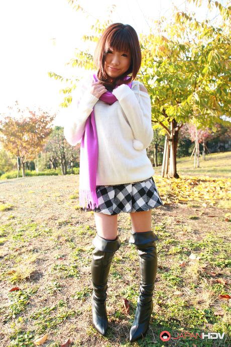 Super cute Japanese teen model Mahiru Tsubaki shows off outdoors