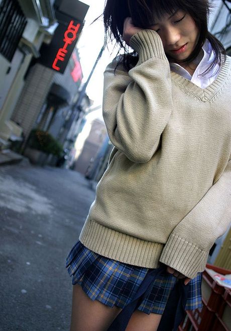 Super hot Japanese babe Hina Tachibana strips and flaunts her hot ass