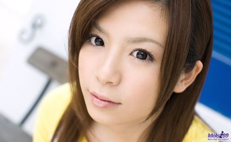 Sexy Japanese babe Riri Kuribayashi displays her perfect booty and tits in a solo