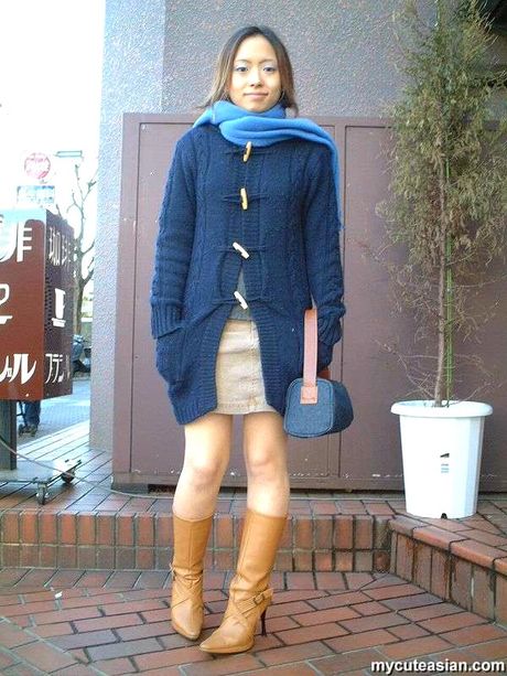 Amateur Asian girl with tiny tits toying her pussy in the bathroom